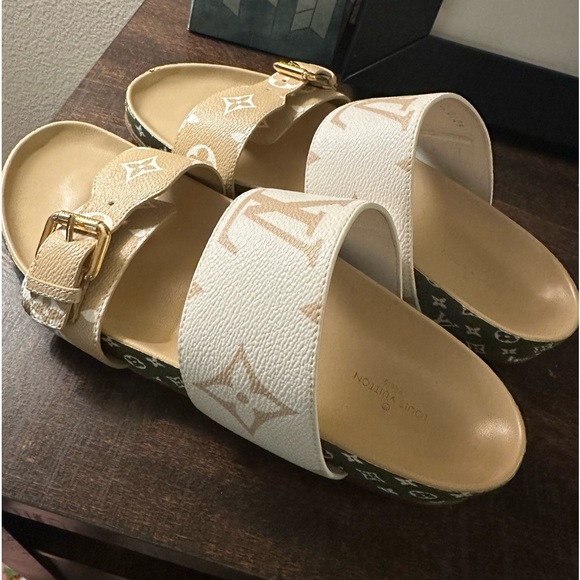 Limited Edition - Louis Vuitton Bom Día Flat Mules in Khaki - Picture 14 of 17